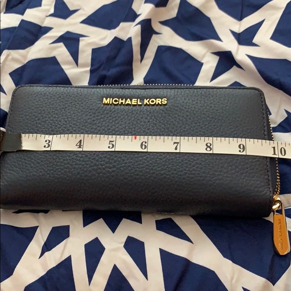 Michael Kor wristlet - Picture 13 of 14